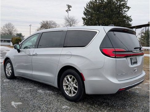 Used 2024 Chrysler Pacifica Touring-L image 5