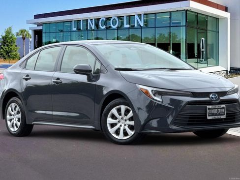 Used 2025 Toyota Corolla LE FWD image 2