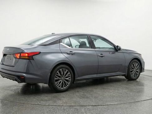Used 2025 Nissan Altima 2.5 SV image 2