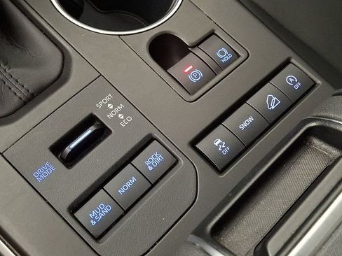 Used 2020 Toyota Highlander XLE AWD/4WD image 25