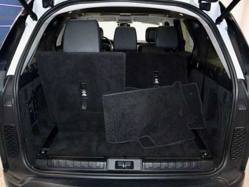 Used 2024 Land Rover Discovery S image 14