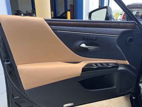 Used 2022 Lexus ES 350 w/ Premium Package FWD image 10