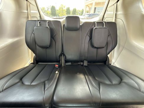 Used 2024 Chrysler Pacifica Limited FWD image 18