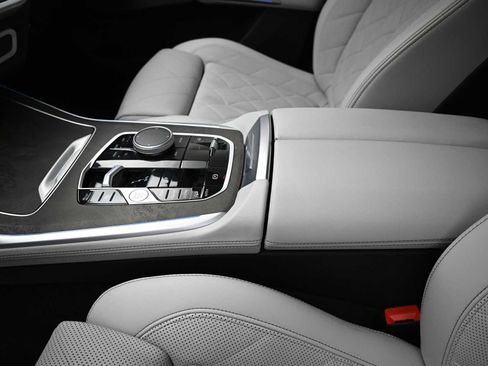 Used 2023 BMW X7 xDrive40i w/ Premium Package image 15