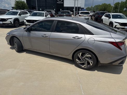 Used 2025 Hyundai Elantra Sport FWD image 15