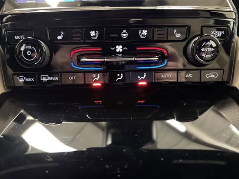 Used 2024 Jeep Grand Cherokee Limited w/ Luxury Tech Group II image 21