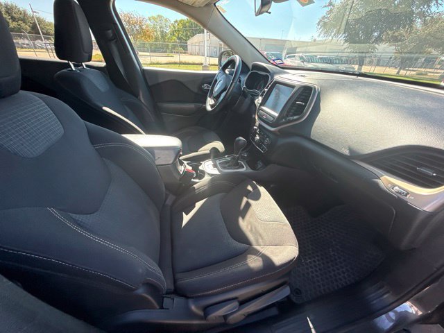 Used 2015 Jeep Cherokee Latitude AWD/4WD image 4