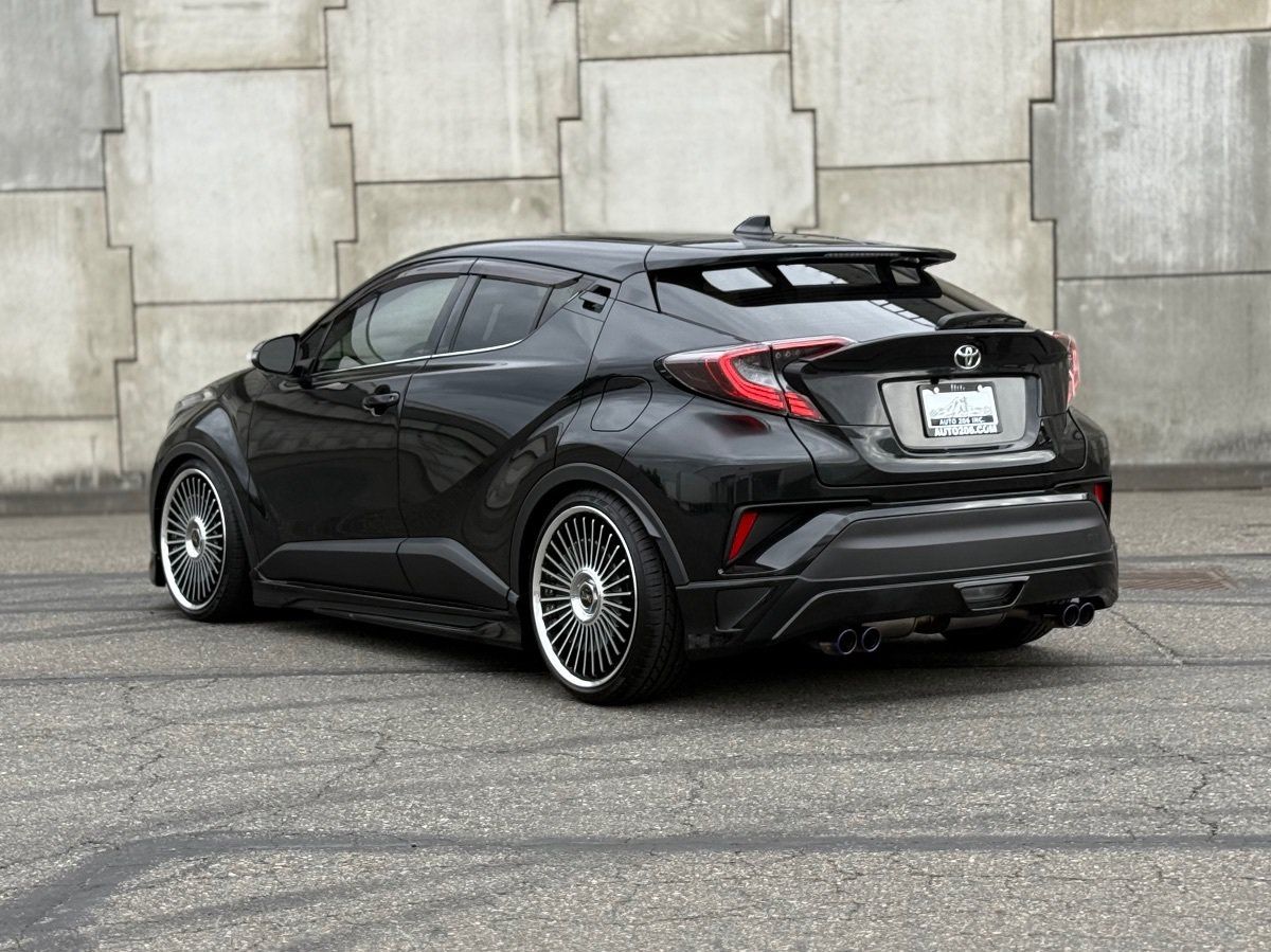 Used 2019 Toyota C-HR Limited FWD image 7
