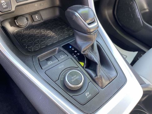 Used 2022 Toyota RAV4 XLE Premium image 23