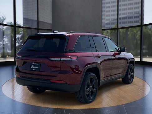 Used 2025 Jeep Grand Cherokee Limited w/ Luxury Tech Group II RWD image 3