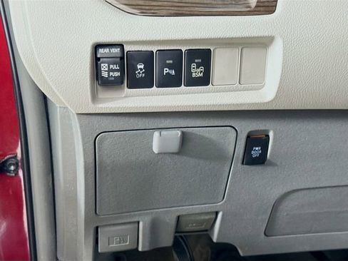 Used 2017 Toyota Sienna XLE image 10