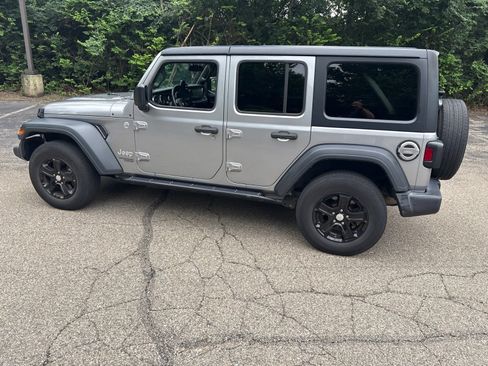 Used 2018 Jeep Wrangler Unlimited Sport S AWD/4WD image 9