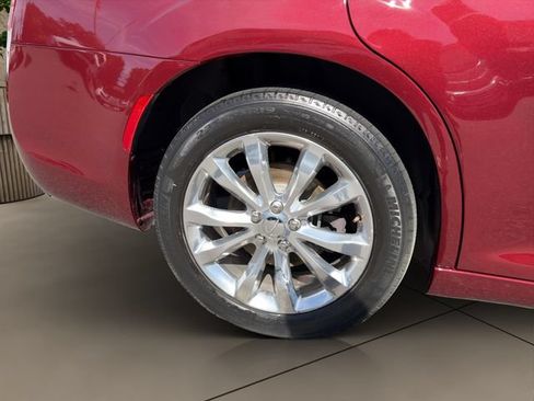 Used 2018 Chrysler 300 Limited AWD/4WD image 21