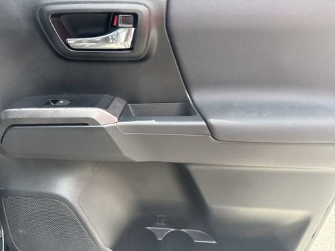 Used 2018 Toyota Tacoma TRD Sport AWD/4WD image 16