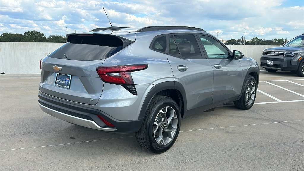 Used 2025 Chevrolet Trax LT FWD image 12