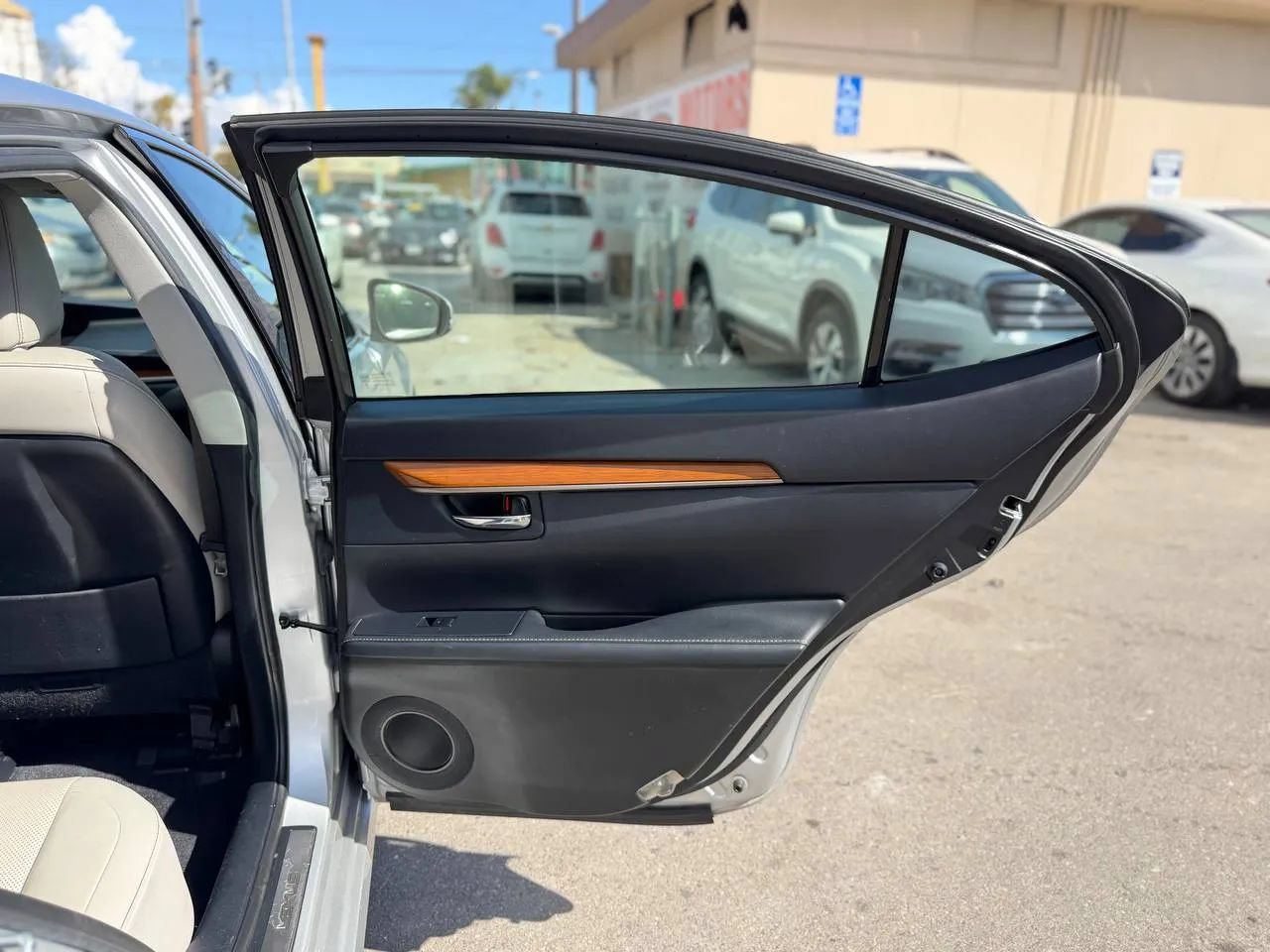 Used 2014 Lexus ES 300h w/ Premium Package w/Bamboo Trim FWD image 31