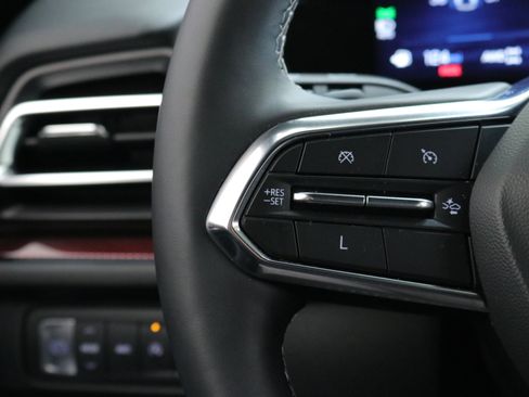 Used 2024 Chevrolet Traverse Z71 image 14