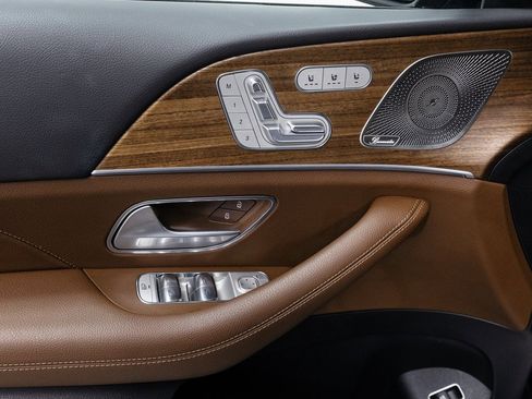 Used 2025 Mercedes-Benz GLS 580 4MATIC image 6