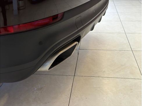 Used 2022 Porsche Cayenne Platinum Edition image 38