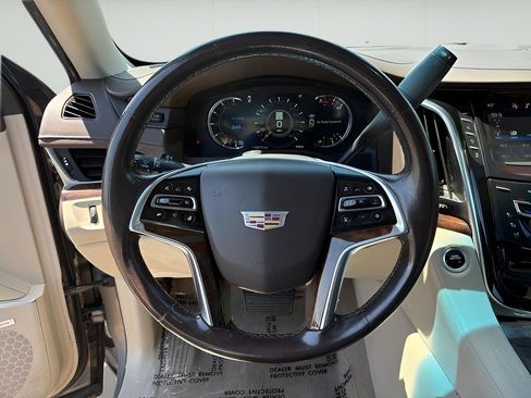 Used 2017 Cadillac Escalade ESV Luxury AWD/4WD image 18
