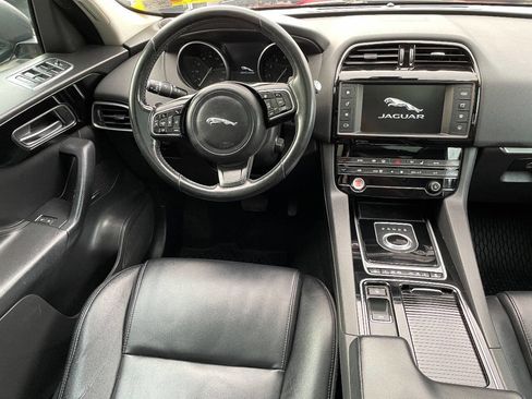 Used 2018 Jaguar F-PACE image 35