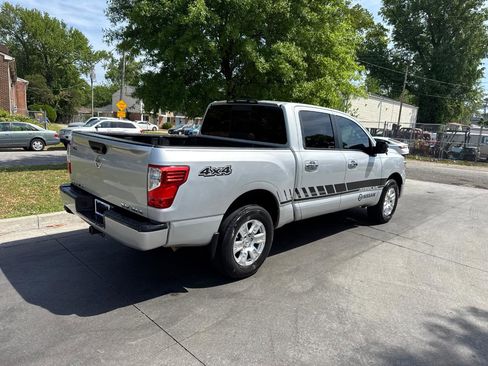 Used 2019 Nissan Titan SV image 9