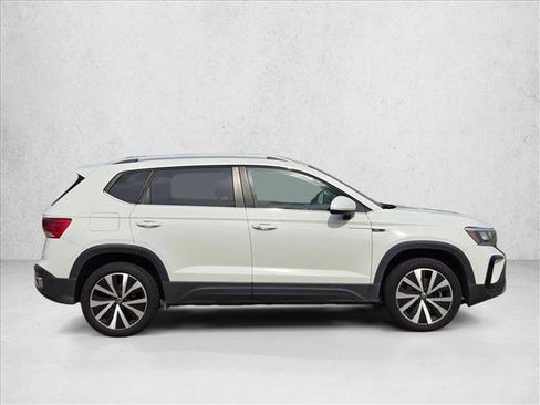 Used 2024 Volkswagen Taos SE w/ Panoramic Sunroof Package FWD image 4