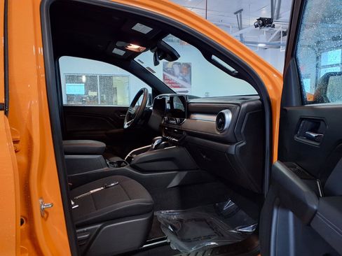 Used 2025 Chevrolet Colorado LT AWD/4WD image 21