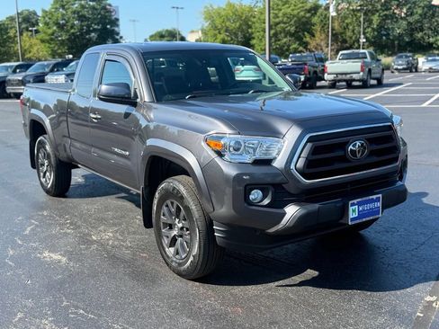Used 2022 Toyota Tacoma SR5 w/ SR5 Appearance Package (SM) AWD/4WD image 12