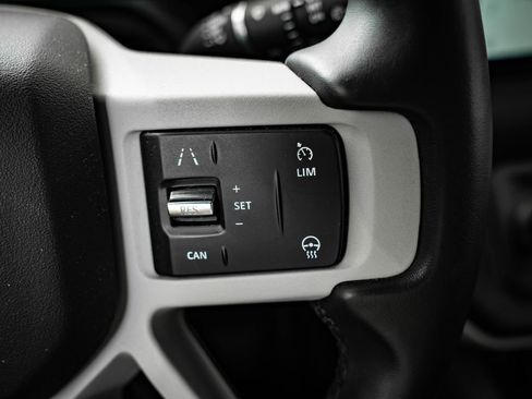 Used 2023 Land Rover Defender 90 SE image 27