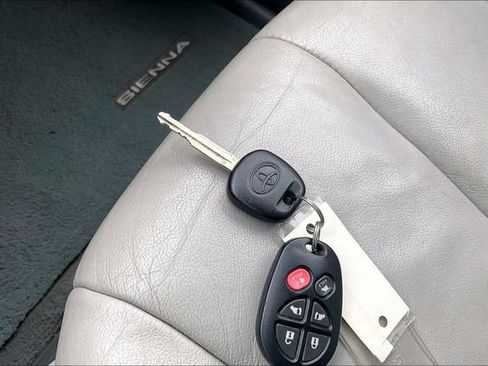 Used 2011 Toyota Sienna XLE FWD image 11
