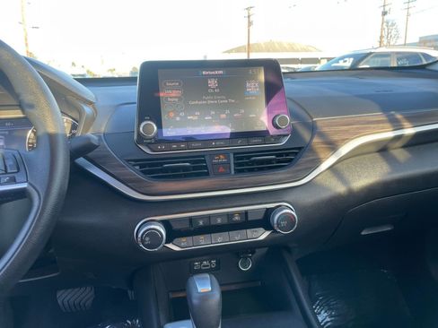 Used 2025 Nissan Altima 2.5 SV image 17