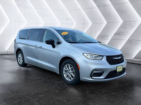 Used 2024 Chrysler Pacifica Touring-L FWD image 8