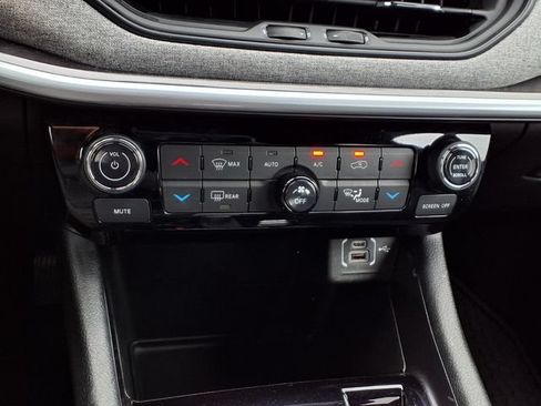 Used 2025 Jeep Compass Latitude w/ Sun & Sound Group AWD/4WD image 18