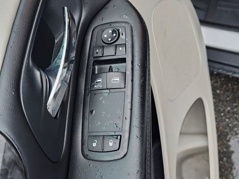 Used 2014 RAM C/V Tradesman image 28