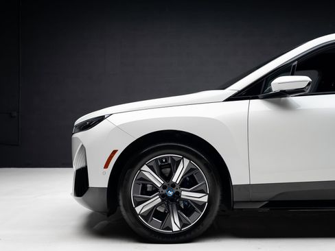 Used 2024 BMW iX xDrive50 w/ Premium Package image 18