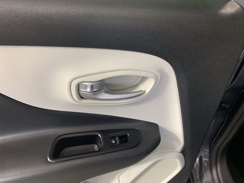 Used 2022 Jeep Renegade Latitude w/ Convenience Group image 31