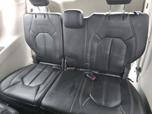 Used 2017 Chrysler Pacifica Touring-L image 18