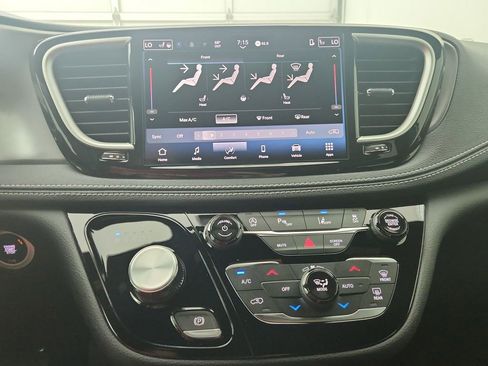 New 2026 Chrysler Pacifica Select image 26