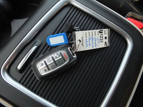 Used 2024 Chrysler Pacifica Touring-L image 31