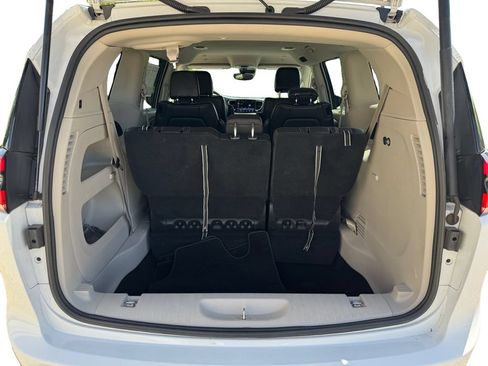 Used 2024 Chrysler Pacifica Touring-L FWD image 19
