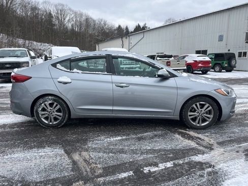 Used 2017 Hyundai Elantra SE image 4