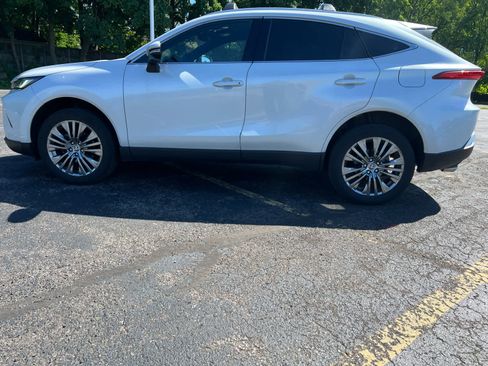 Used 2023 Toyota Venza XLE AWD/4WD image 4