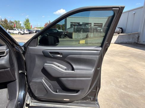 Used 2023 Toyota Highlander XLE image 16