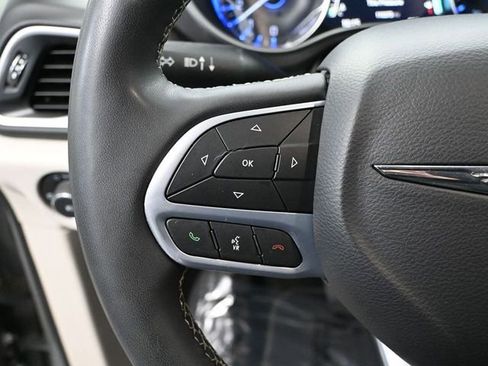 Used 2022 Chrysler Pacifica Touring-L image 29