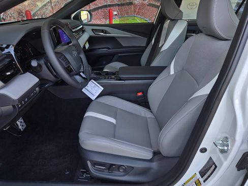 Used 2026 Toyota Camry SE FWD image 15