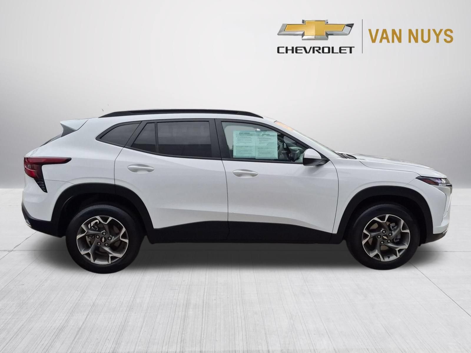 Used 2025 Chevrolet Trax LT w/ LPO, Blackout Package FWD image 4
