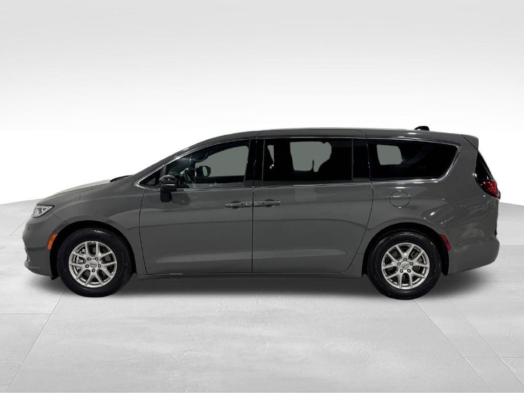 Used 2025 Chrysler Pacifica Select FWD image 13