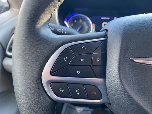 Used 2024 Chrysler Pacifica Touring-L FWD image 27
