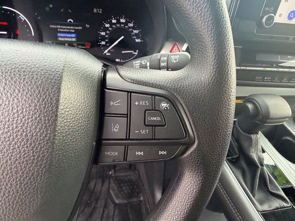 Used 2025 Toyota Sienna LE AWD/4WD image 14